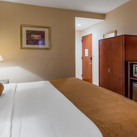 Best Western Plus Arena Hotel New York Exterior photo