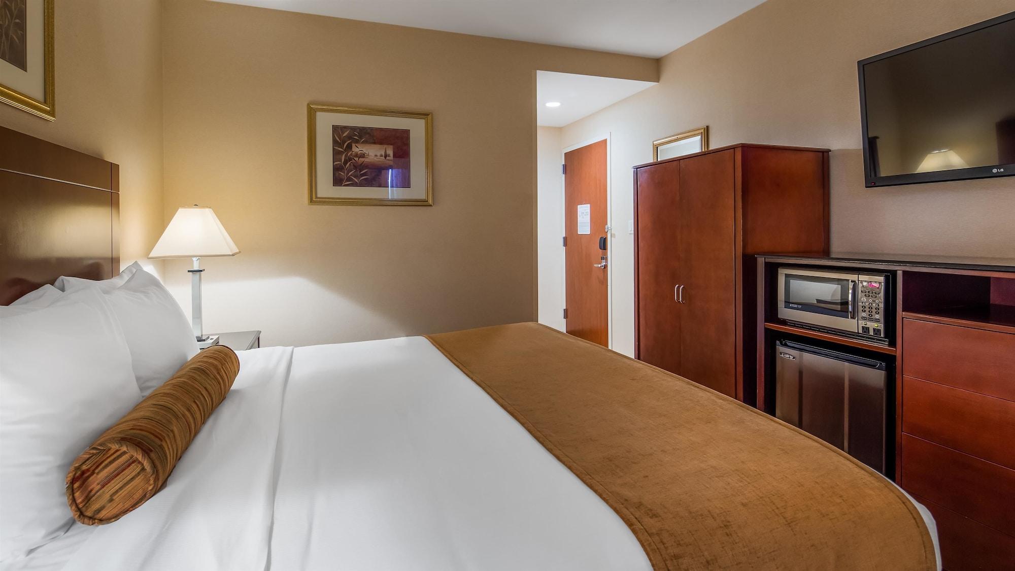 Best Western Plus Arena Hotel New York Exterior photo